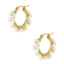 Afbeelding in Gallery-weergave laden, Bead Blossom Earrings White
